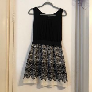 Black and creme sleeveless dress